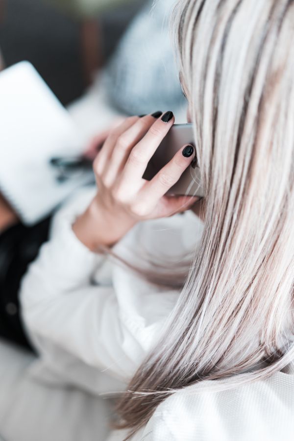 Business Woman Calling on the Phone Free Photo