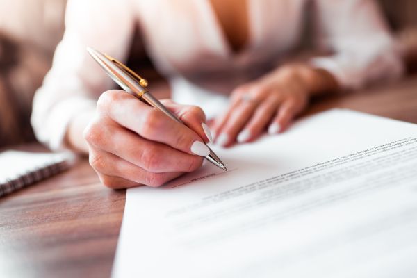 Business Woman Signing a Contract Free Photo