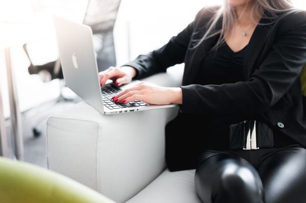 Business Woman Working on Her Laptop Free Photo